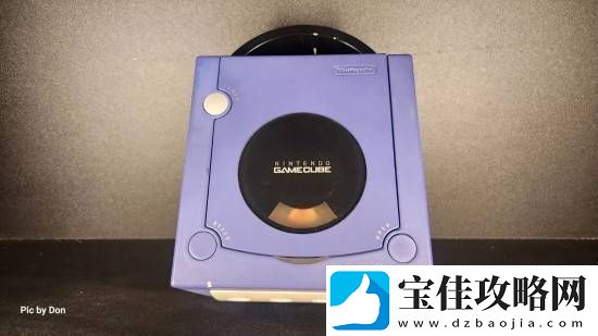 任天堂蓝色GameCube原型机拍卖-无价之宝售价竟达10万美元