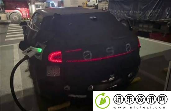 小米SUV内饰细节曝光！疑配有一体式远端带鱼屏