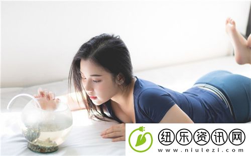 一面膜胸口一面吃下部位片段-搞笑到笑到崩溃！网友表示：笑到连肚子都痛了！