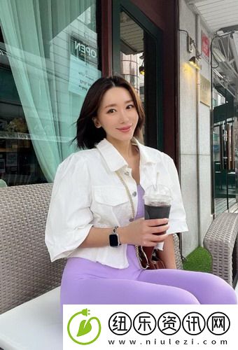 在一边吃奶一边敷视频好几个人的世界里：创意与搞笑如何交融成一幅奇妙的画卷？