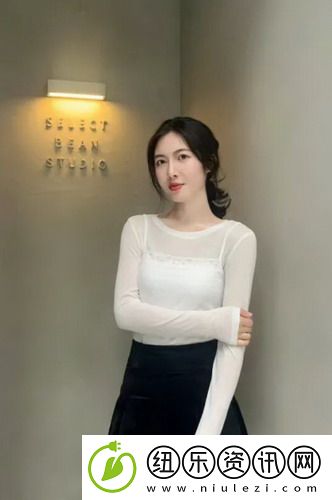 女学生被c扒衣服英文网站引发热议：网友怒斥道德沦丧，专家呼吁社会反思！