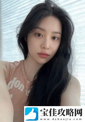 父亲有力挺送女儿的花园：温馨瞬间，父爱如山，花园中的幸福时光！