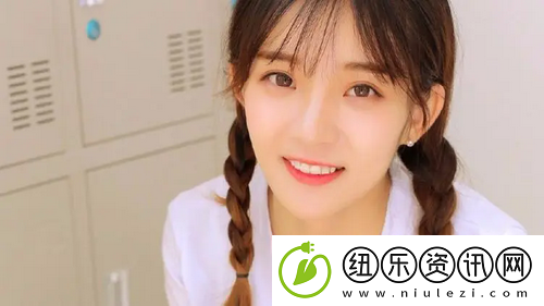 女学生被c扒衣服英文网站全新搭配-网友：最潮流的校园穿搭-轻松让你走在时尚前沿！
